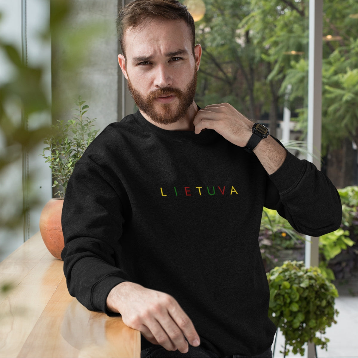 Juodas UNISEX džemperis be gobtuvo "Spalvota Lietuva"