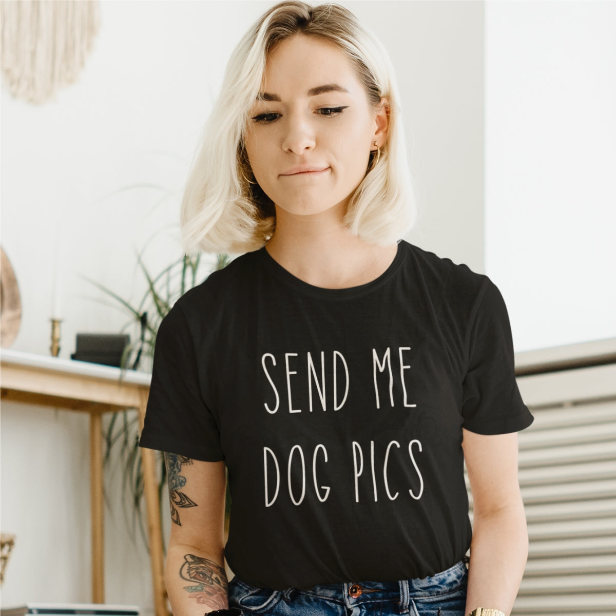 Juodi UNISEX marškinėliai "Send me dog pics"