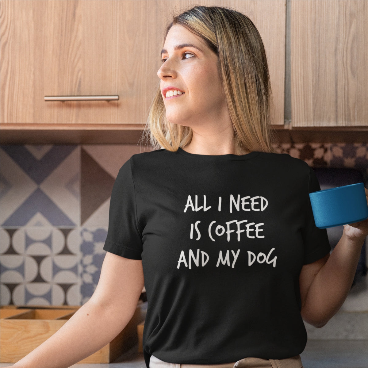 Juodi UNISEX marškinėliai "All I need is coffee and my dog"