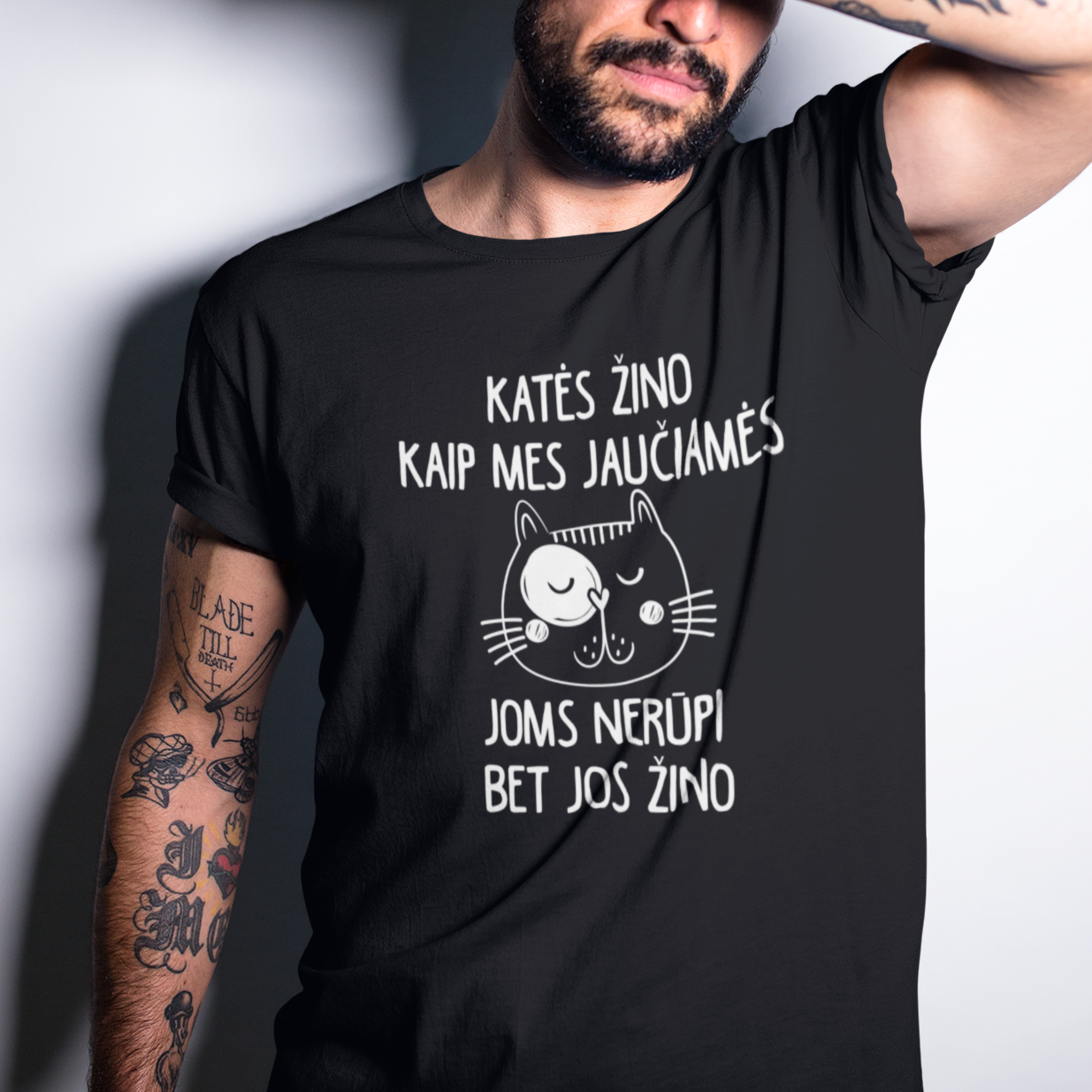 Juodi UNISEX marškinėliai "Katės žino"