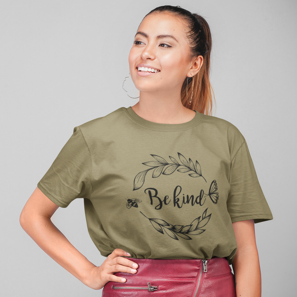 Khaki 100% medvilnės marškinėliai "Be kind"